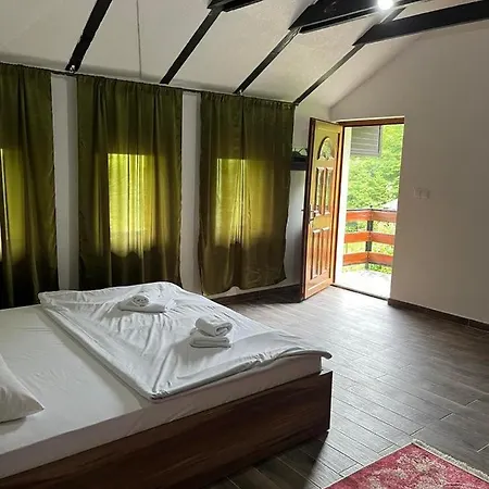 公寓 Azra River View House *